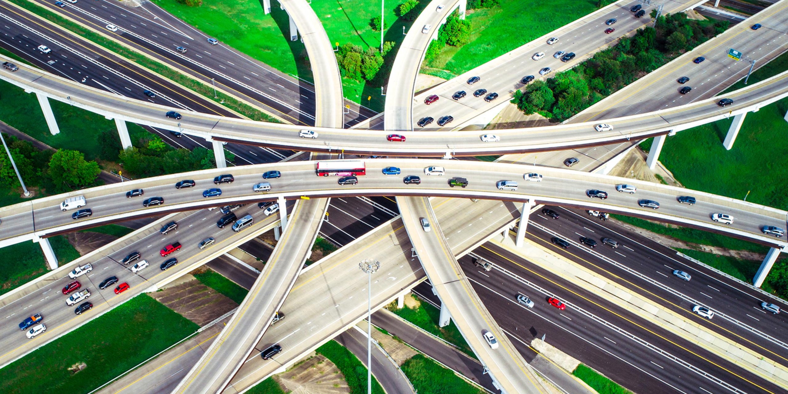 Vue aérienne des autoroutes et des voies rapides avec divers véhicules circulant pendant l'après-midi